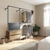 Wandmontiertes Kleiderschranksystem mit offenen Kleiderstangen und integrierter Kommode für Schlafzimmer
