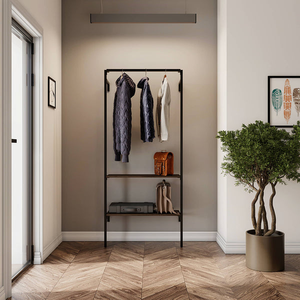 minimalistische Garderobe mit wandmontierter Kleiderstange aus schwarzen Eisenrohren und zwei integrierten Holzregalen für Schuhe