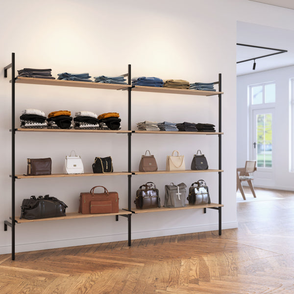Wandmontiertes Regalsystem aus schwarzen Eisenstangen und Eichenregalböden als Präsentationsfläche in Kleidungsgeschäft für Taschen und Schuhe
