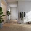Frei stehender Kleiderständer aus weißen Eisenstangen mit Pulverlackierung stabil und minimalistisch für Eingangsbereich