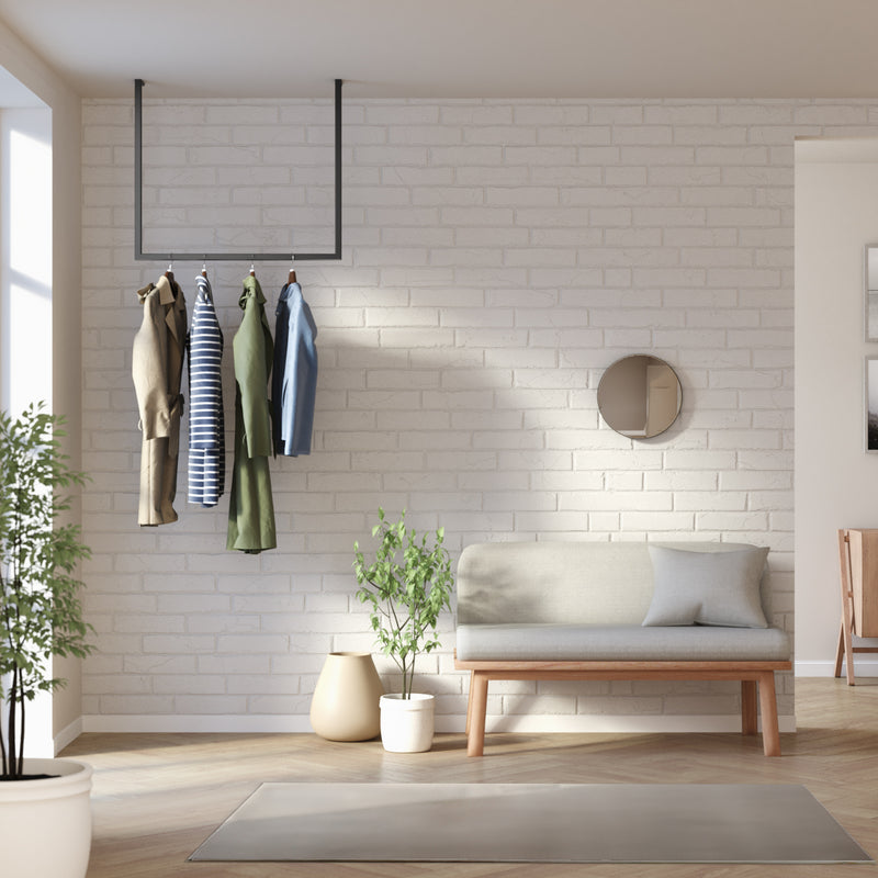 minimalistische Kleiderstange aus schwarzen Eisenrohren rostfrei als Garderobe im Wartezimmer