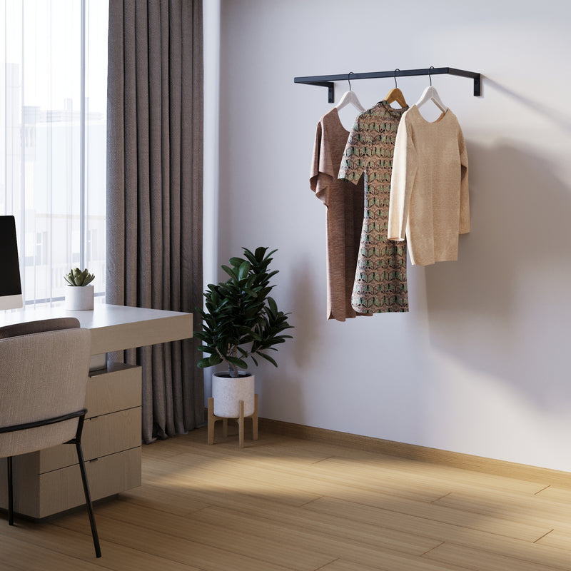 Wandmontierte Kleiderstange als Garderobe im Büro aus schwarzen Profilrohren Quadratisch