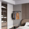 Wandmontierte Kleiderstange aus schwarzen Eisenstangen modernes minimalistisches Design fürs Schlafzimmer