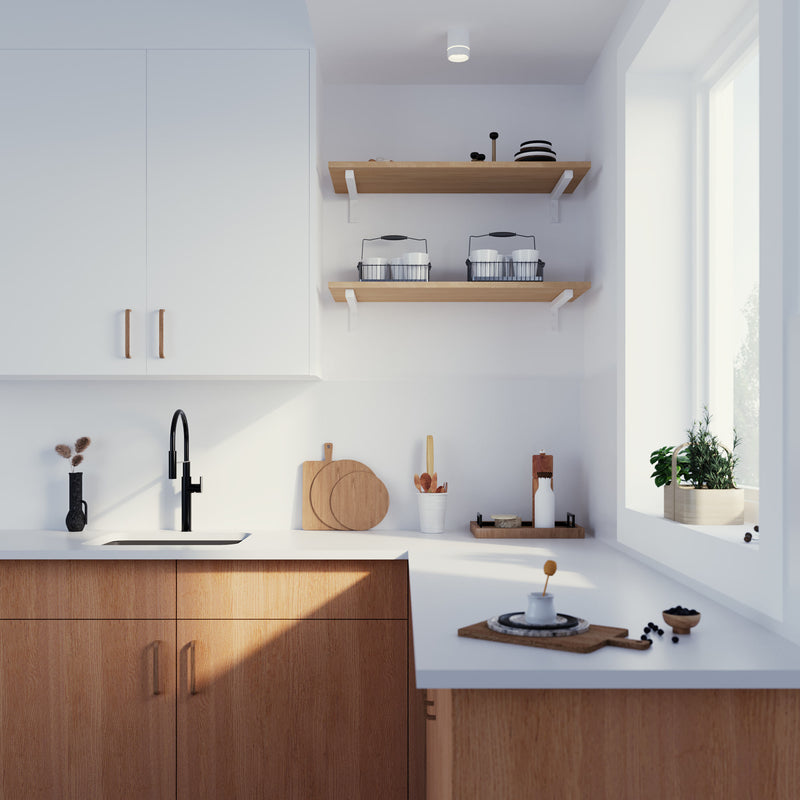 Wandmontierte offene Regale für eine minimalistische Kücheneinrichtung mit weißen Regalhalterungen und Eichenregalen