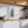 Wandmontierte Kleiderhaken aus weißen Profilrohren rostfrei für Handtücher in der küche