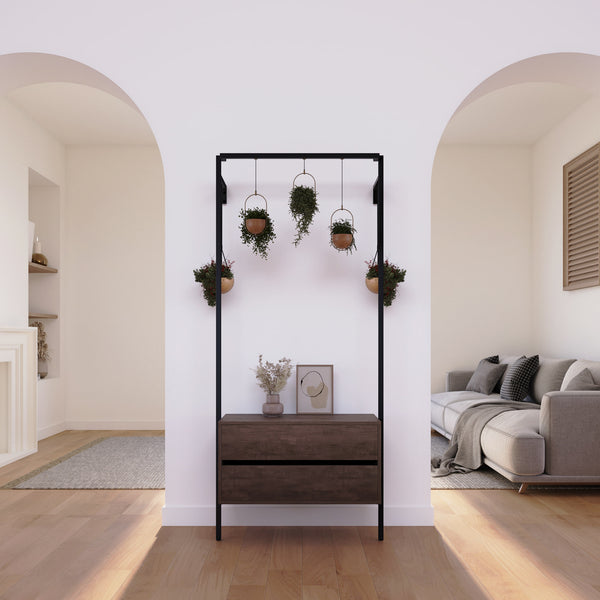 Wandmontierter Kleiderschrank mit integrierten Schubladen aus Räuchereiche als Dekoration im Wohnzimmer mit Pflanzen