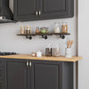 minimalistische Kücheneinrichtung mit schwebenden Holzregalen plus Eisenhalterung für Gewürze