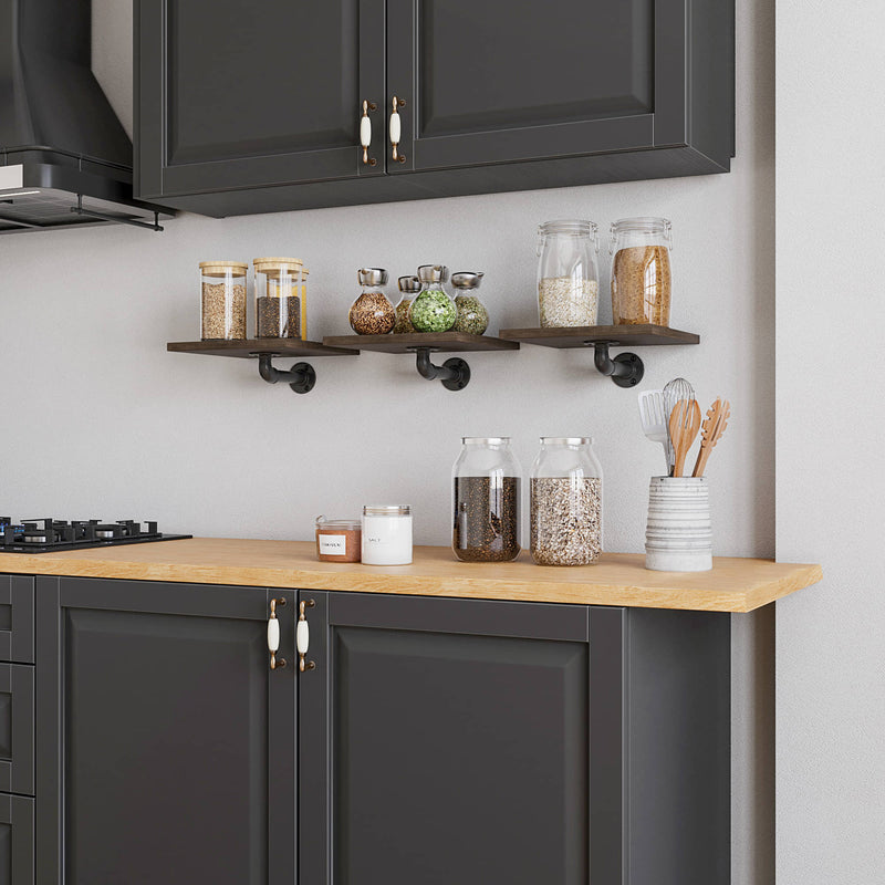 minimalistische Kücheneinrichtung mit schwebenden Holzregalen plus Eisenhalterung für Gewürze